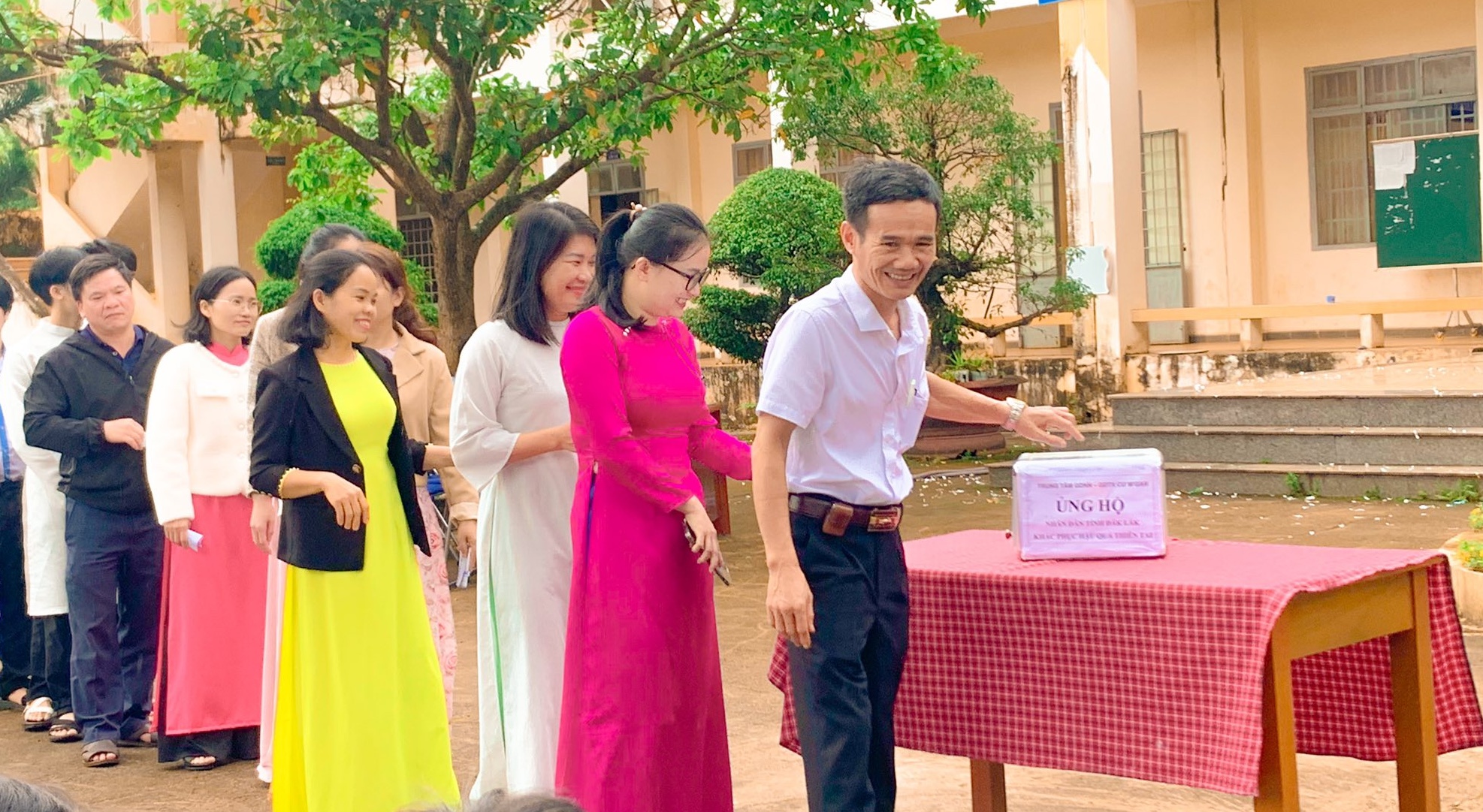 Cán bộ, giáo viên và học sinh Trung tâm GDNN – GDTX Cư M’gar tham gia chung tay ủng hộ đồng bào bị thiệt hại do thiên trên địa bàn tỉnh